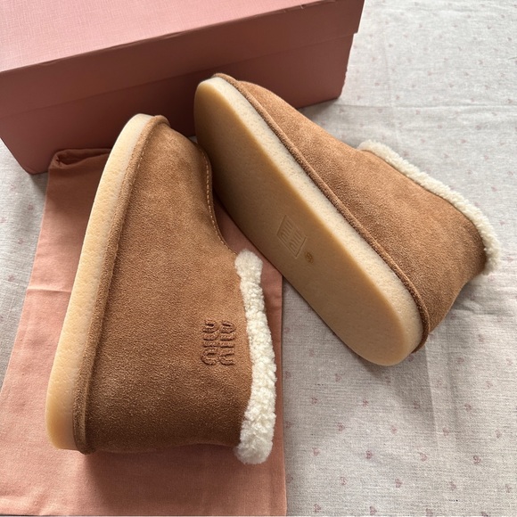 Miu Miu Suede Ankle Boots With Fur Lining - Picture 5 of 8